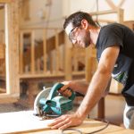 نجار في ام القيوين